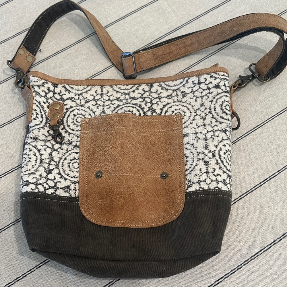 Stylish Brown & Cream Patterned Crossbody Tote - Picture 3 of 16